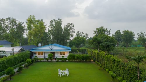 Krishna Manor | 3-BHK Farmhouse With Private Pool & Lush Garden | Near Noida Expressway – 3 bedroom villa in Delhi Ncr, Delhi