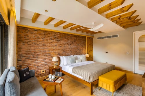 The Retreat Villa | 4-BHK Hillside Retreat with Indoor Pool, Jacuzzis | Near Kasauli Hill Station – 4 bedroom villa in Kasauli, Himachal Pradesh