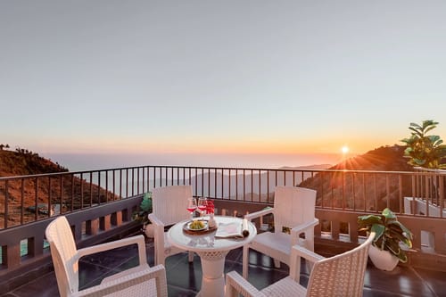 Evara | Serene Pet-friendly 4-BHK Hill Retreat With Balcony, Fireplace & Scenic Views – 4 bedroom villa in Mussoorie, Uttarakhand