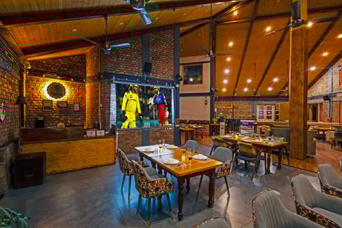 Granny’s Den | 1 Pet-friendly Hut With Bathtub, Shared Pool, Restaurant & Gazebo by the River