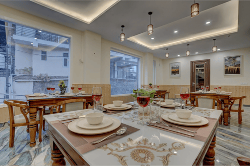 Serene Woods Hotel | 1-Room Escape With Hill Views & In-House Restro – 1 bedroom villa in Kasauli, Himachal Pradesh
