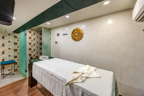 Goan Bliss Premium Room | Aesthetic Suite in a Boutique Resort with Pool, Dining, Library & Serene Tropical Setting – 1 bedroom villa in South Goa, Goa