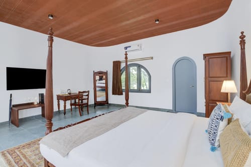 Urvi Grand Luxe Suite | Serene Farmstay With Garden, Common Pool & Dining Area – 1 bedroom villa in Bengaluru, Karnataka