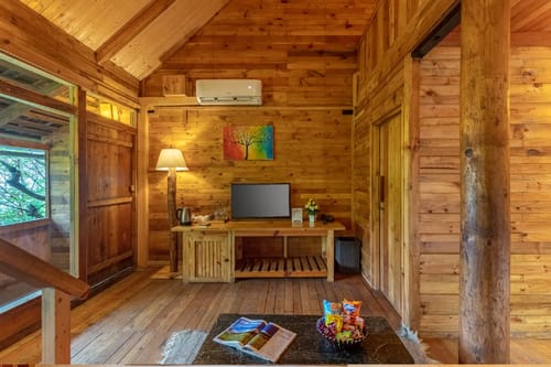 Suro Woodcrest Chalet | Pet-friendly Stay With Loft, Restaurant & Outdoor Seating – 1 bedroom villa in Shimla, Himachal Pradesh