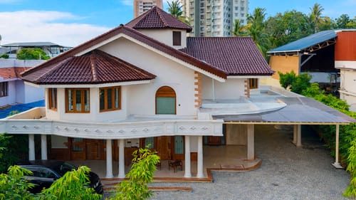 Valiyaveetil Mansion | 5-BHK Mansion With Private Pool, Home Theatre, Garden & Lift | Near New Marine Drive – 5 bedroom villa in Kochi, Kerala