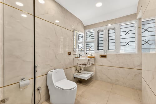 Crystal Farms | Pet-friendly 3-BHK Farmhouse with Private Pool, Bar, Garden & Elegant British Interiors | Close to Qutub Minar – 3 bedroom villa in Delhi NCR, Delhi