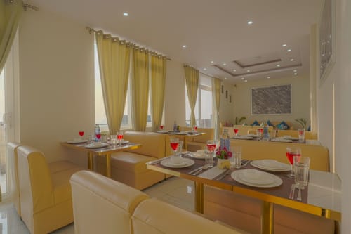 The Ridgeview Retreat Arabella | Pet-friendly Hillside Room with Private Balcony & Bathtub, Common Recreation Zone, Lounge & Restro | Close to Naldehra  – 1 bedroom villa in Shimla, Himachal Pradesh