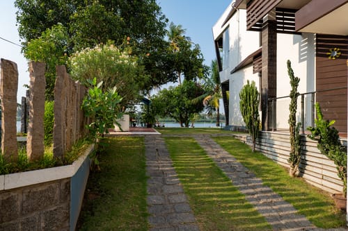 Glass River Retreat | 4-BHK Riverside Getaway with Private Pool, Lakeside Sit-Out & Lounge Area Near Aluva Railway & Metro Station – 4 bedroom villa in Kochi, Kerala