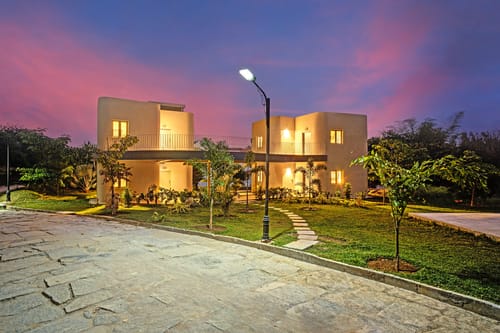 Urvi Grand Luxe Suite | Serene Farmstay With Garden, Common Pool & Dining Area – 1 bedroom villa in Bengaluru, Karnataka