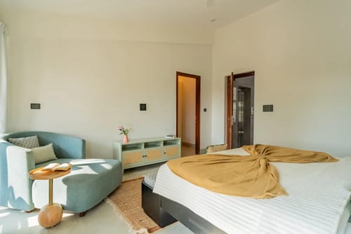Villa Casa Del Mundo | Luxe Pet-friendly 4-BHK Villa With Pvt Pool, Bar, Lift & Scenic Hill Vistas  – 4 bedroom villa in North Goa, Goa