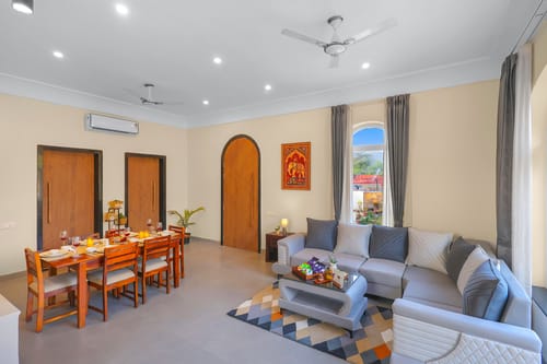 Vaikunth Villa | 3 BHK Getaway with Rooftop Pool, Sit-out Area, Jacuzzi, Scenic Lake & Hill Views – 3 bedroom villa in Udaipur, Rajasthan