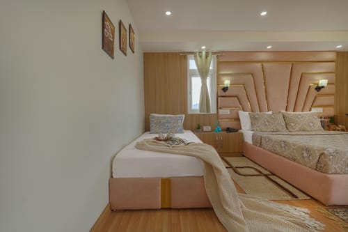 The Ridgeview Retreat Arabella | Pet-friendly Hillside Room with Private Balcony & Bathtub, Common Recreation Zone, Lounge & Restro | Close to Naldehra  – 1 bedroom villa in Shimla, Himachal Pradesh