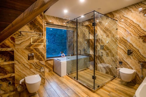 Suite Room @ Frozen Fall - Tangmarg w/ Breakfast Included