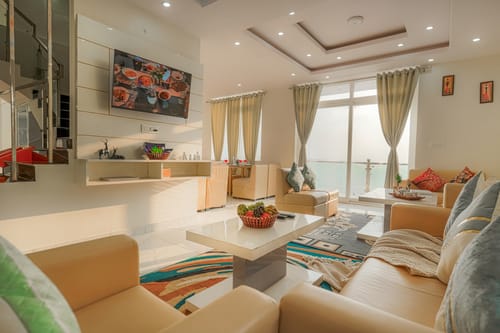 The Ridgeview Retreat Amelia | Hillside 2-Room Suite with Private Balcony, Bathtub & Restro | Near Naldehra Golf Course | Pet-friendly – 2 bedroom villa in Shimla, Himachal Pradesh