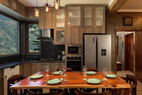 Zephyr Classic Cottage | Scenic Hill Getaway With Pool, Gym & Restaurant