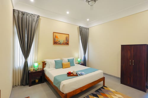 Vaikunth Villa | 3 BHK Getaway with Rooftop Pool, Sit-out Area, Jacuzzi, Scenic Lake & Hill Views – 3 bedroom villa in Udaipur, Rajasthan