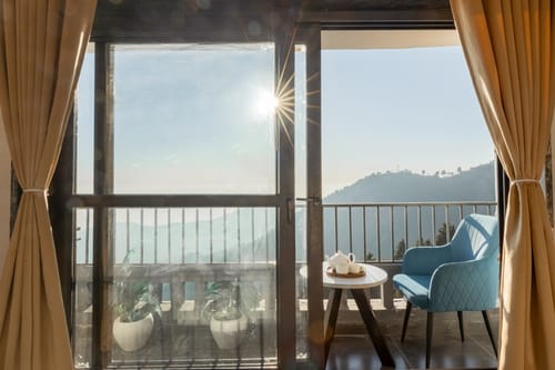 Evara | Pet-friendly 2-BHK Hilltop Hideaway With Balcony, Fireplace & Views – 2 bedroom villa in Mussoorie, Uttarakhand