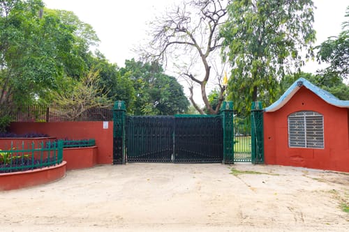 Crystal Farms | Pet-friendly 3-BHK Farmhouse with Private Pool, Bar, Garden & Elegant British Interiors | Close to Qutub Minar – 3 bedroom villa in Delhi NCR, Delhi