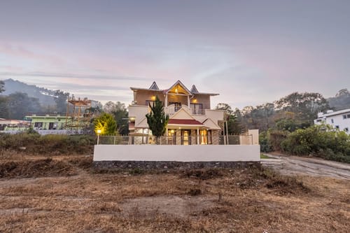 Cozy Nest | 2-BHK | Garden | Balcony | Swing | Bathtub | Bonfire Area  – 2 bedroom villa in Nainital, Uttarakhand