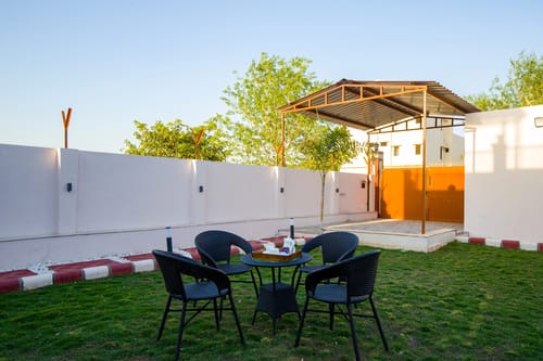 Parvam Retreat | Charming Pet-friendly 2-BHK Villa With Private Pool, Garden, Terrace & Aravali Hill Views – 2 bedroom villa in Udaipur, Rajasthan
