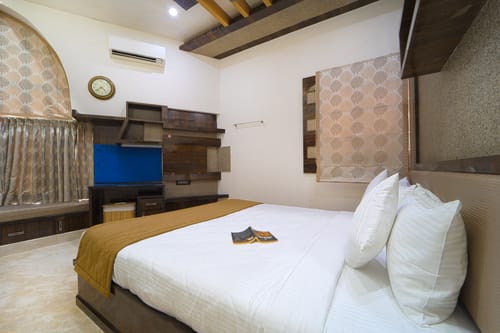 Royal Valora | Charming 5-BHK Villa With Garden, Lounge Area & Modern Comforts | near Gundamagere Lake