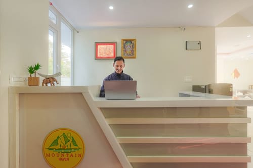 The Ridgeview Retreat Amelia | Hillside 2-Room Suite with Private Balcony, Bathtub & Restro | Near Naldehra Golf Course | Pet-friendly – 2 bedroom villa in Shimla, Himachal Pradesh