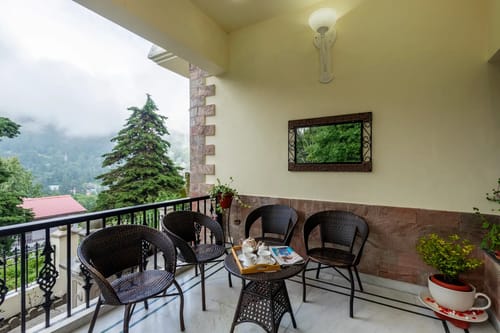 The Meadow | Elegant 3-BHK Hill Retreat With Entertainment Lounge & Terrace – 3 bedroom villa in Nainital, Uttarakhand