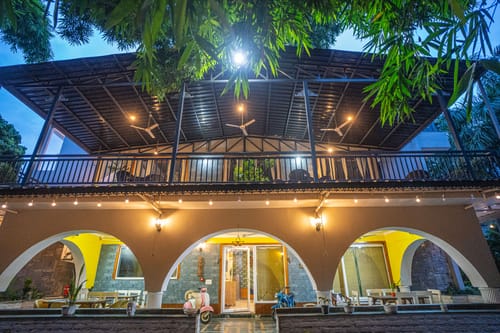 Impreza Luxury Stays Classic Room | Pet-friendly 1-Room Retreat With Common Lounge Area, Garden, Verandah & Restro – 1 bedroom villa in Dehradun, Uttarakhand