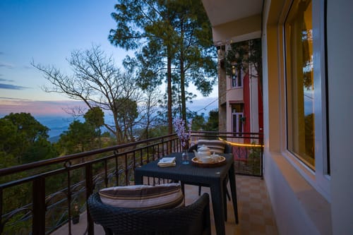 Captain’s Nest | 3-BHK Hilltop Hideaway With Garden & Scenic Views – 3 bedroom villa in Kasauli, Himachal Pradesh
