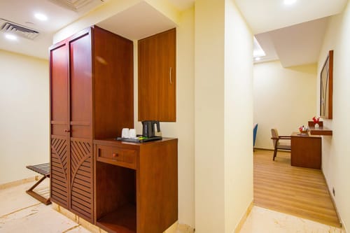 Eternal Oasis City View Suite | Elegant 1-Room Retreat With Restaurant, Banquet Hall & Lift – 1 bedroom villa in Delhi-ncr, Haryana