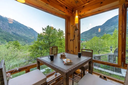 ChaletShanagManali- 4 BR Chalet