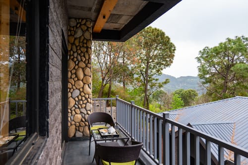 The Retreat Villa | 4-BHK Hillside Retreat with Indoor Pool, Jacuzzis | Near Kasauli Hill Station – 4 bedroom villa in Kasauli, Himachal Pradesh