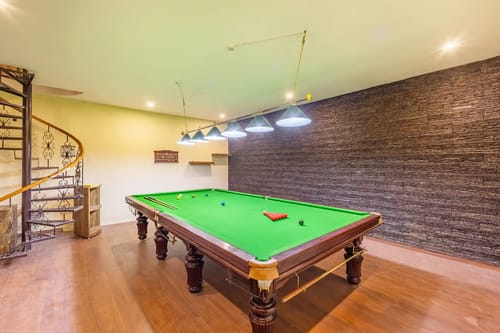 Mystwood | 3-BHK Pet-friendly Retreat With Garden, Gaming Zone & Lounge Area – 3 bedroom villa in Nainital, Uttarakhand