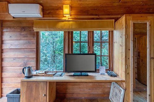 Suro Woodbine Chalet | Pet-friendly Suite With A Balcony, Restaurant & Outdoor Seating – 1 bedroom villa in Shimla, Himachal Pradesh