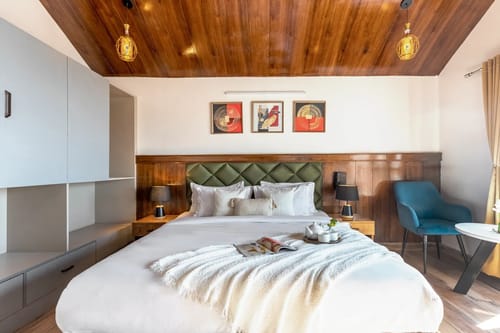 Evara | Serene Pet-friendly 4-BHK Hill Retreat With Balcony, Fireplace & Scenic Views – 4 bedroom villa in Mussoorie, Uttarakhand