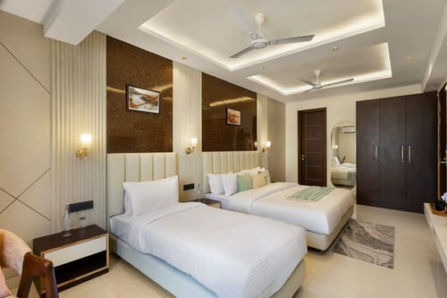 Anandam In The Himalayas Violet | Triple Sharing Suite With Restaurant, Lift & Lounge | Near Triveni Ghat – 2 bedroom villa in Rishikesh, Uttarakhand