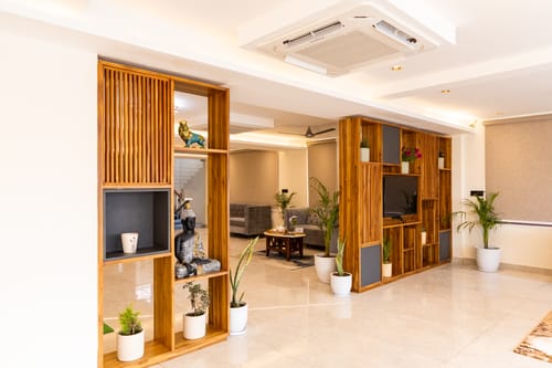 Anandam In The Himalayas Violet | Triple Sharing Suite With Restaurant, Lift & Lounge | Near Triveni Ghat – 2 bedroom villa in Rishikesh, Uttarakhand