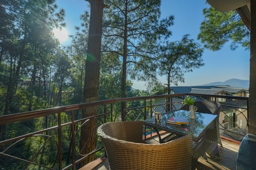 Golden Meadow Villa | Pet-friendly Hillside 3-BHK Retreat With Outdoor Lounge, Balcony & Scenic Views – 3 bedroom villa in Kasauli, Himachal Pradesh