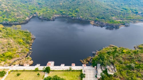 Vaikunth Villa | 3 BHK Getaway with Rooftop Pool, Sit-out Area, Jacuzzi, Scenic Lake & Hill Views – 3 bedroom villa in Udaipur, Rajasthan