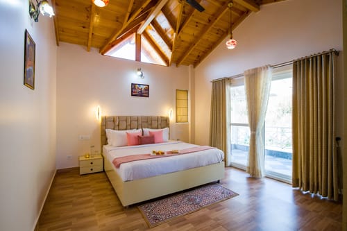 Clouds Nest | 4-BHK Pet-friendly Retreat With Terrace & Hill Views by Naukuchiatal – 4 bedroom villa in Nainital, Uttarakhand