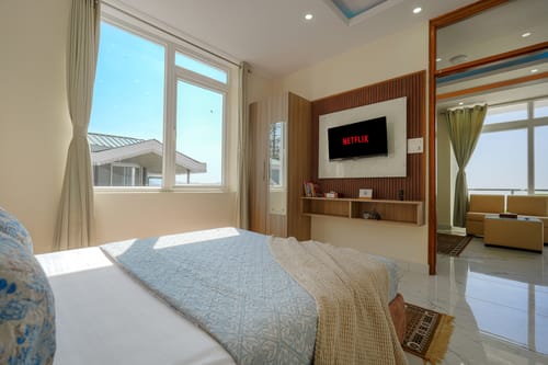 The Ridgeview Retreat Amelia | Hillside 2-Room Suite with Private Balcony, Bathtub & Restro | Near Naldehra Golf Course | Pet-friendly – 2 bedroom villa in Shimla, Himachal Pradesh