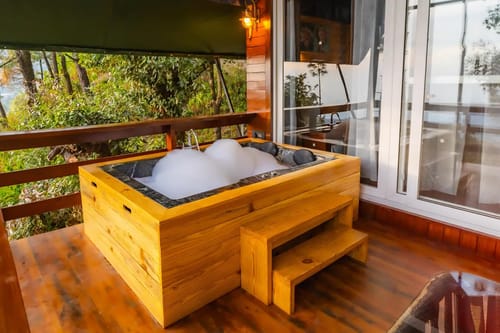 The Kingfisher Treehouse With Jacuzzi – 1 bedroom villa in Mussoorie, Uttarakhand