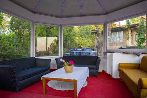 Hill Top Farmstead | Heritage 3-BHK English-Style Villa With Balcony, Gazebo & Stunning Hill Views – 3 bedroom villa in Shimla, Himachal Pradesh