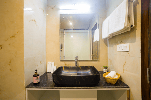 Pine Shadow Fuchsia | Pet-friendly Hillside Retreat With Picturesque Balcony & Restaurant – 1 bedroom villa in Shimla, Himachal Pradesh