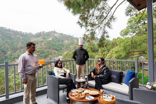 The Retreat Villa | 4-BHK Hillside Retreat with Indoor Pool, Jacuzzis | Near Kasauli Hill Station – 4 bedroom villa in Kasauli, Himachal Pradesh