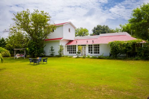 Raha Farms | 4-BHK Pet-friendly Villa with Private Pool, Restaurant, Shared Pool, Game Zone, & Gym on 5.5-Acre Land – 4 bedroom villa in Delhi Ncr, Delhi