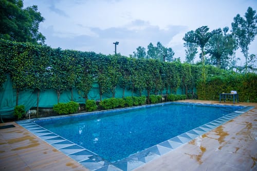 Krishna Manor | 3-BHK Farmhouse With Private Pool & Lush Garden | Near Noida Expressway – 3 bedroom villa in Delhi Ncr, Delhi