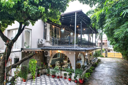 Impreza Luxury Stays Deluxe Room | Pet-friendly 1-Room Retreat With Common Lounge Area, Garden, Verandah & Restro – 1 bedroom villa in Dehradun, Uttarakhand
