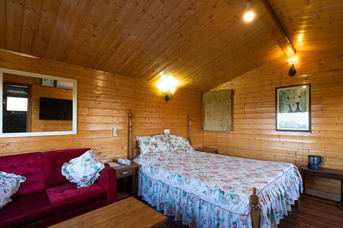 Villa Mountain Crest w/ Outdoor Pool – 6 bedroom villa in Kasauli, Himachal Pradesh