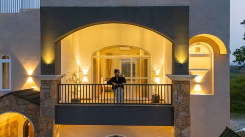 Vaikunth Villa | 3 BHK Getaway with Rooftop Pool, Sit-out Area, Jacuzzi, Scenic Lake & Hill Views – 3 bedroom villa in Udaipur, Rajasthan